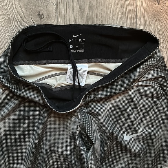 Gray stripe patterned Nike running cropped/capri leggings - Picture 2 of 3